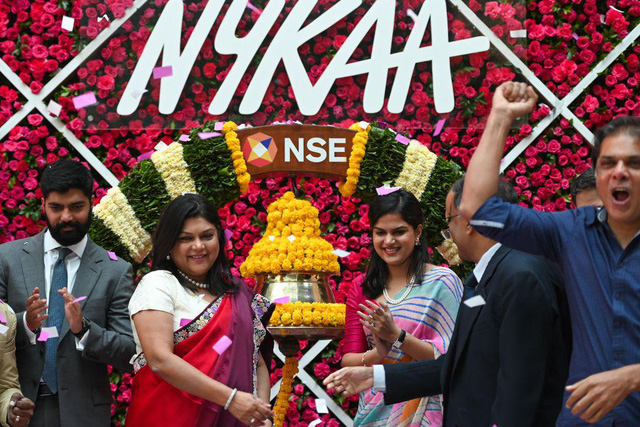 Chân dung nữ tỷ phú tự thân giàu nhất Ấn Độ: Cựu quản lý ngân hàng cấp cao bỏ việc ở tuổi 49 lập ra đế chế thời trang và mỹ phẩm Nykaa - Ảnh 2.