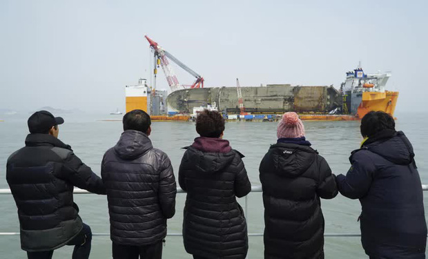 Tròn 8 năm vụ chìm phà Sewol - thảm kịch tồi tệ ám ảnh Hàn Quốc: Bi thương vẫn còn với người ở lại đang đau đáu tìm câu trả lời dưới đáy biển - Ảnh 8.