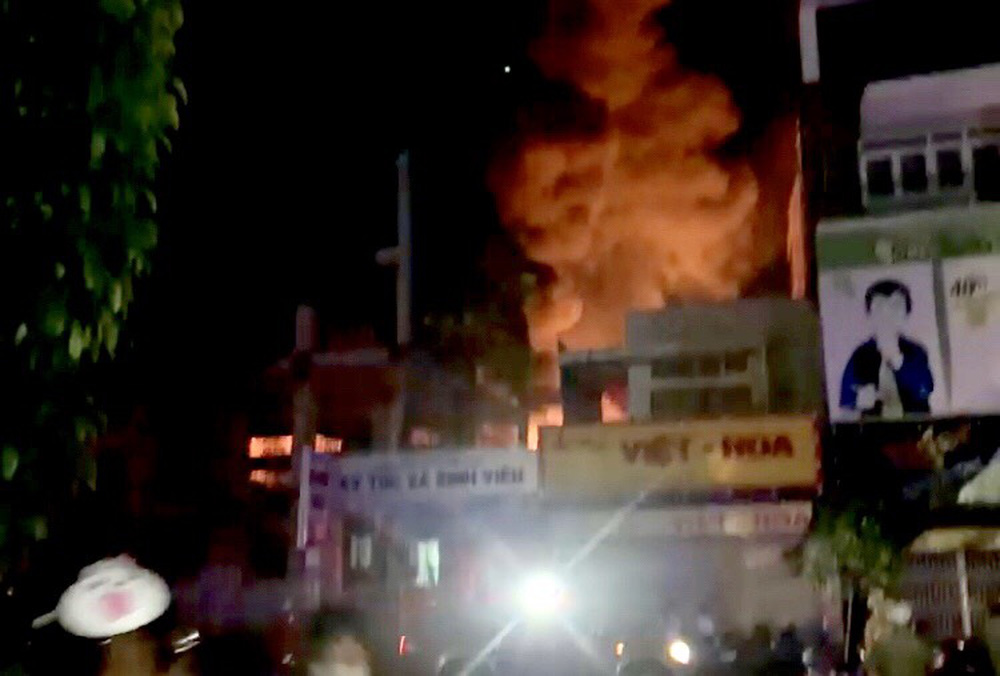  Sinh viên tháo chạy khi cháy nhà xưởng cạnh ký túc xá Đại học Sư phạm TP.HCM - Ảnh 1.