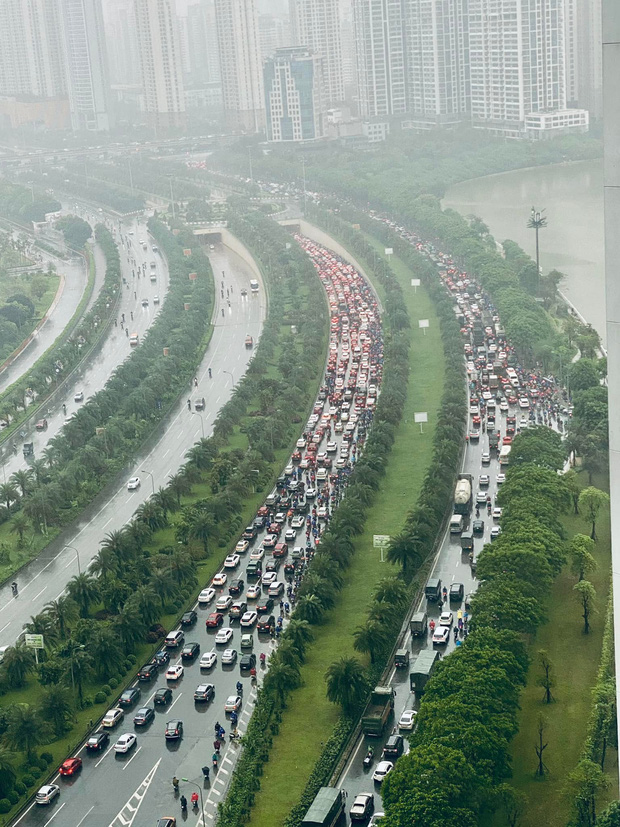  Dân công sở Hà Nội than trời vì tắc đường kinh hoàng trong sáng đầu tuần mưa rét: Đi cả tiếng đồng hồ vẫn chưa đến được công ty! - Ảnh 1.