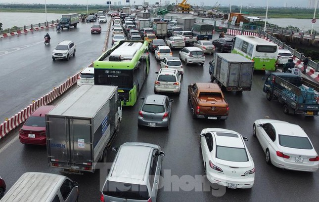 Cầu Vĩnh Tuy (Hà Nội) ùn tắc nghiêm trọng, vì sao? - Ảnh 2.