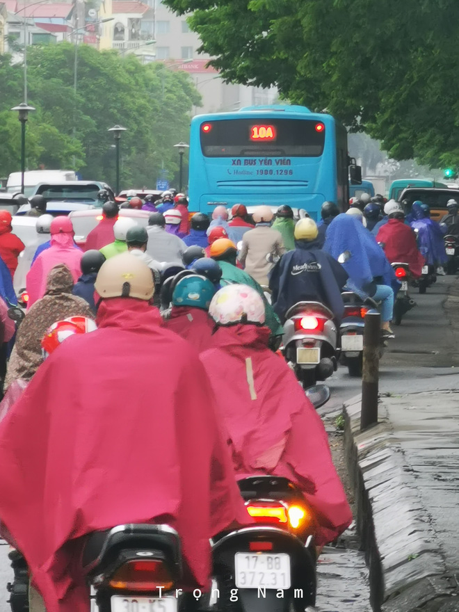  Dân công sở Hà Nội than trời vì tắc đường kinh hoàng trong sáng đầu tuần mưa rét: Đi cả tiếng đồng hồ vẫn chưa đến được công ty! - Ảnh 7.