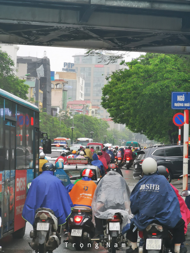  Dân công sở Hà Nội than trời vì tắc đường kinh hoàng trong sáng đầu tuần mưa rét: Đi cả tiếng đồng hồ vẫn chưa đến được công ty! - Ảnh 8.