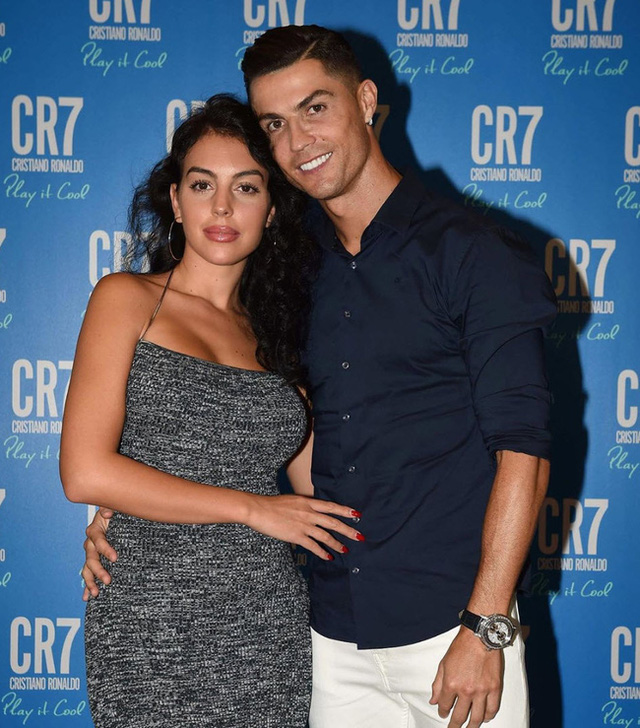 Bạn gái Cristiano Ronaldo: Bị đuổi việc ngay khi lộ chuyện hẹn hò siêu cầu thủ, tưởng đã có trái ngọt là cặp song thai nào ngờ phải đón tin dữ mất con - Ảnh 1.