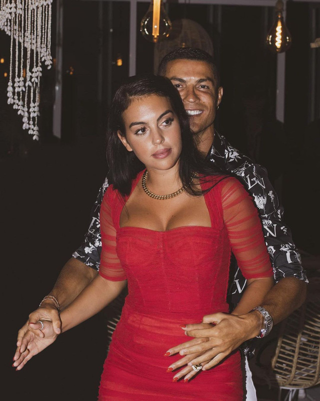 Bạn gái Cristiano Ronaldo: Bị đuổi việc ngay khi lộ chuyện hẹn hò siêu cầu thủ, tưởng đã có trái ngọt là cặp song thai nào ngờ phải đón tin dữ mất con - Ảnh 2.