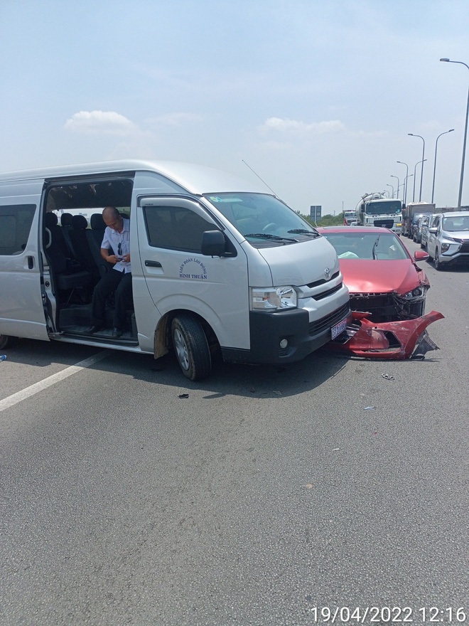  Xe biển xanh gặp tai nạn liên hoàn trên cao tốc TP.HCM - Long Thành - Dầu Giây - Ảnh 1.