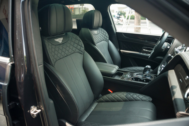 Mang nhiều chi tiết cá nhân hóa, chiếc Bentley Bentayga này dù cũ vẫn có giá lên tới hơn 15 tỷ đồng