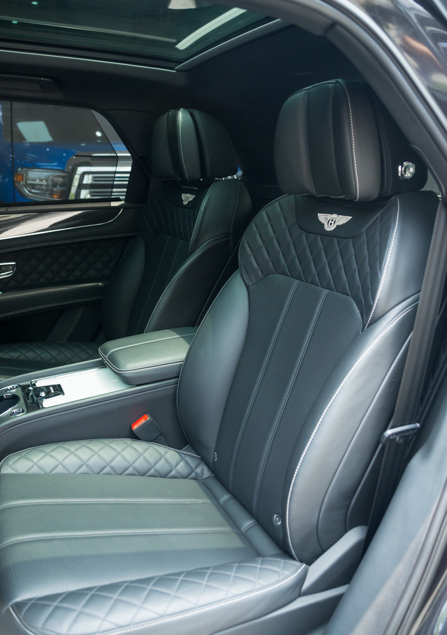 Mang nhiều chi tiết cá nhân hóa, chiếc Bentley Bentayga này dù cũ vẫn có giá lên tới hơn 15 tỷ đồng - Ảnh 21.
