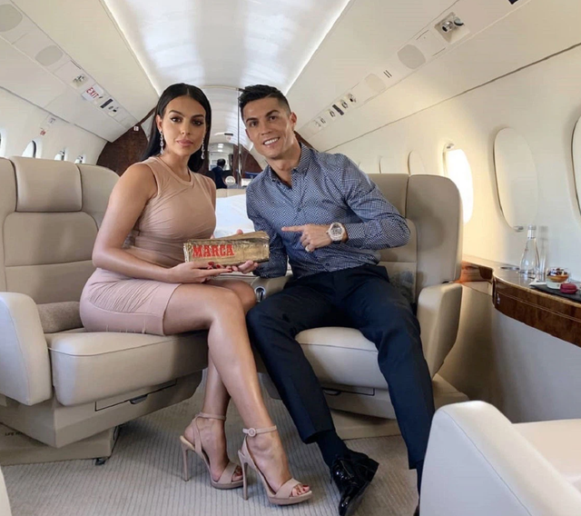Bạn gái Cristiano Ronaldo: Bị đuổi việc ngay khi lộ chuyện hẹn hò siêu cầu thủ, tưởng đã có trái ngọt là cặp song thai nào ngờ phải đón tin dữ mất con - Ảnh 4.