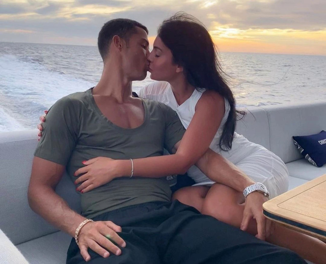 Bạn gái Cristiano Ronaldo: Bị đuổi việc ngay khi lộ chuyện hẹn hò siêu cầu thủ, tưởng đã có trái ngọt là cặp song thai nào ngờ phải đón tin dữ mất con - Ảnh 5.