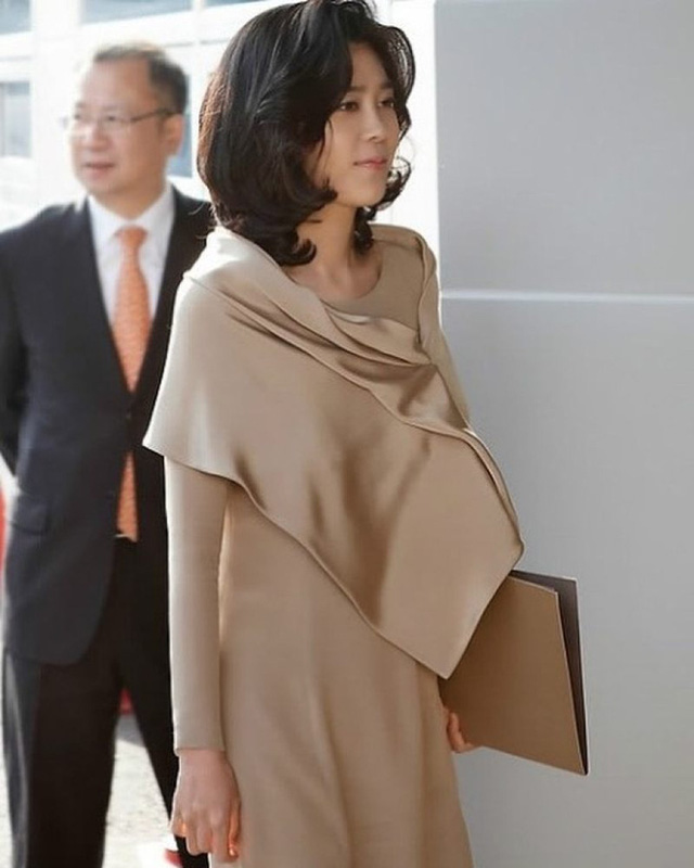Hai nữ cường tỷ đô của gia tộc Samsung ở tuổi 50: Phong cách ăn vận thượng lưu, thần thái quyền uy, mỗi lần xuất hiện đều như sải bước trên sàn runway hàng hiệu - Ảnh 7.