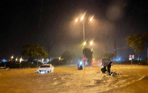 Mưa trắng trời, đường phố Đà Nẵng biến thành sông, nhiều phương tiện chết máy trong đêm - Ảnh 3.