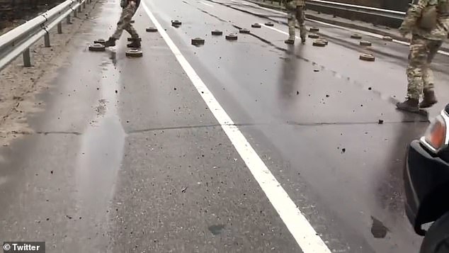 Thót tim cảnh lính Ukraine thản nhiên “đá mìn” dọn đường - Ảnh 1.