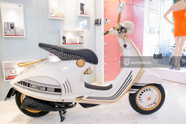  Ngắm cận cảnh xe Vespa 946 Christian Dior: Có gì đặc biệt mà giá lên tới 700 triệu đồng và khiến hội nhà giàu mê mẩn? - Ảnh 2.