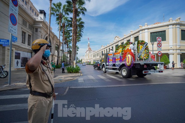  Rưng rưng hình ảnh tiễn đưa Phó Chủ tịch TPHCM Lê Hòa Bình về nơi an nghỉ cuối cùng  - Ảnh 3.