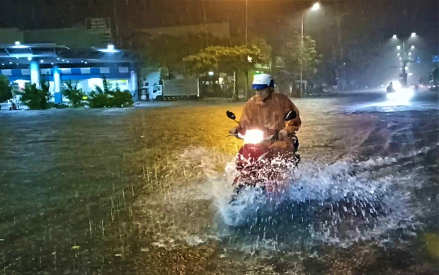  Mưa trắng trời, đường phố Đà Nẵng biến thành sông, nhiều phương tiện chết máy trong đêm - Ảnh 5.