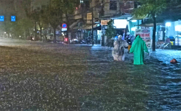  Mưa trắng trời, đường phố Đà Nẵng biến thành sông, nhiều phương tiện chết máy trong đêm - Ảnh 6.