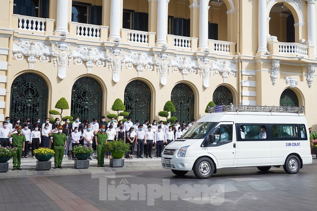  Rưng rưng hình ảnh tiễn đưa Phó Chủ tịch TPHCM Lê Hòa Bình về nơi an nghỉ cuối cùng  - Ảnh 5.