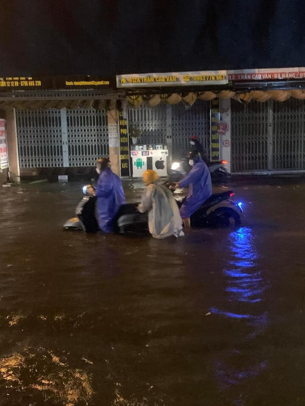  Mưa trắng trời, đường phố Đà Nẵng biến thành sông, nhiều phương tiện chết máy trong đêm - Ảnh 8.