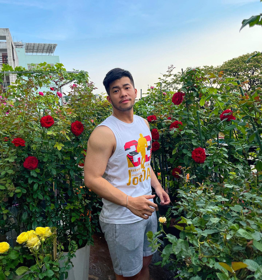 Vườn hoa hồng đẹp ngây ngất trên sân thượng giữa Sài thành của anh ...