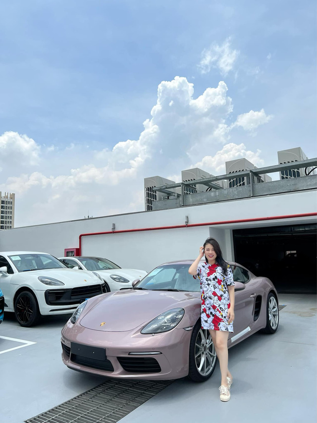 Hot mom Hằng túi nhận Porsche 718 Cayman màu hồng đầu tiên tại Việt Nam - Ảnh 2.