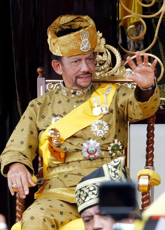Cuộc sống xa hoa của quốc vương Brunei cùng khối tài sản khổng lồ, sẵn sàng dát vàng bất kì thứ gì trong tầm mắt - Ảnh 1.
