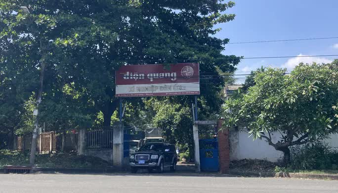Vụ bóng đèn Điện Quang xả thải lậu: Giám đốc xí nghiệp nói gì? - Ảnh 1. Vụ bóng đèn Điện Quang xả thải lậu: Giám đốc xí nghiệp nói gì? - Ảnh 1.
