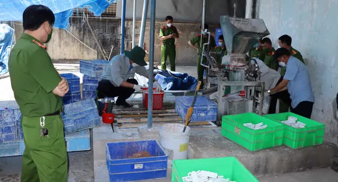 Vụ bóng đèn Điện Quang xả thải lậu: Giám đốc xí nghiệp nói gì? - Ảnh 2. Vụ bóng đèn Điện Quang xả thải lậu: Giám đốc xí nghiệp nói gì? - Ảnh 2.