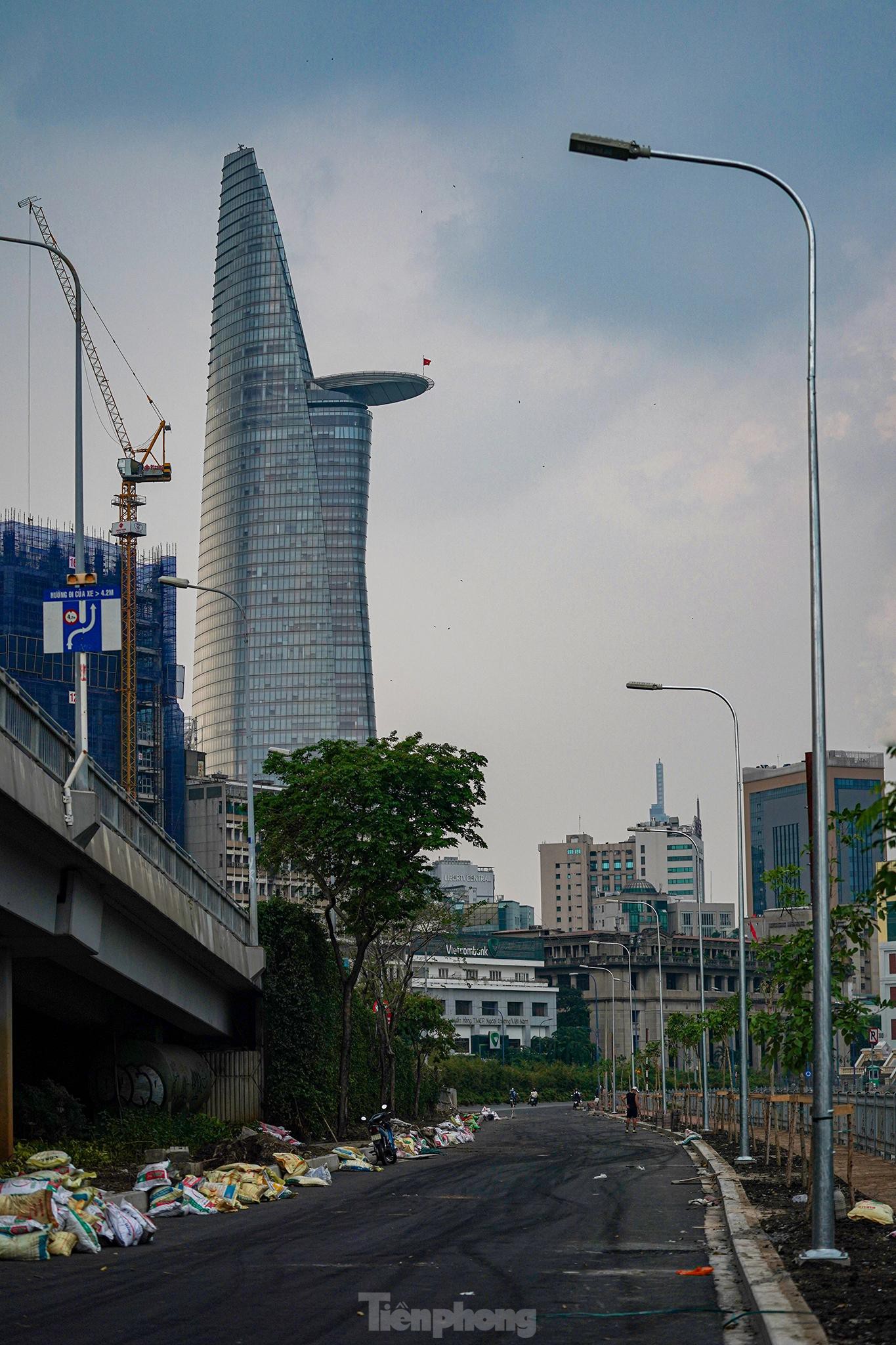Cận cảnh đường song hành đại lộ Võ Văn Kiệt trước ngày khánh thành - Ảnh 13.