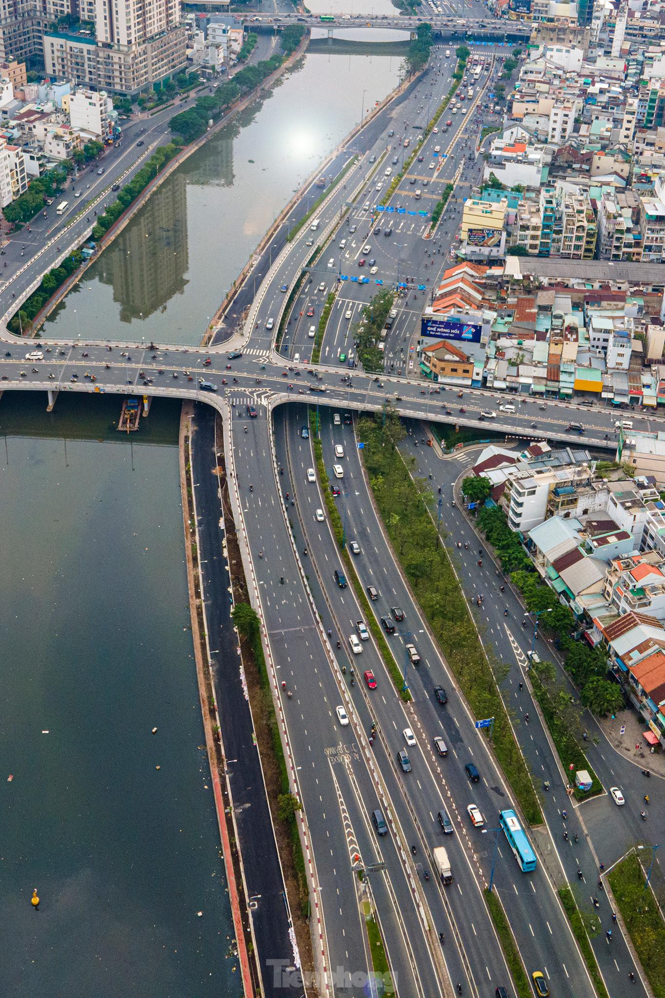 Cận cảnh đường song hành đại lộ Võ Văn Kiệt trước ngày khánh thành - Ảnh 3.
