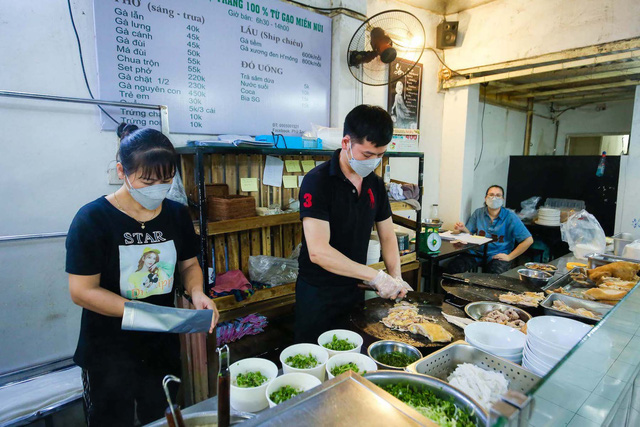  Quán phở tự tráng của người Mông giữa lòng Hà Nội: Mỗi ngày bán vèo hết 500 bát và 30 con gà, khách xếp hàng nườm nượp  - Ảnh 1.