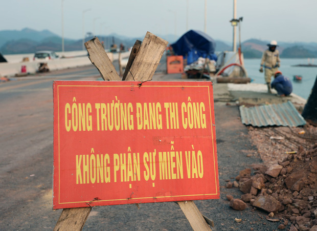  Ảnh: Cận cảnh cây cầu vượt biển dài nhất Quảng Ninh đang hối hả hoàn thiện những hạng mục cuối cùng - Ảnh 3.