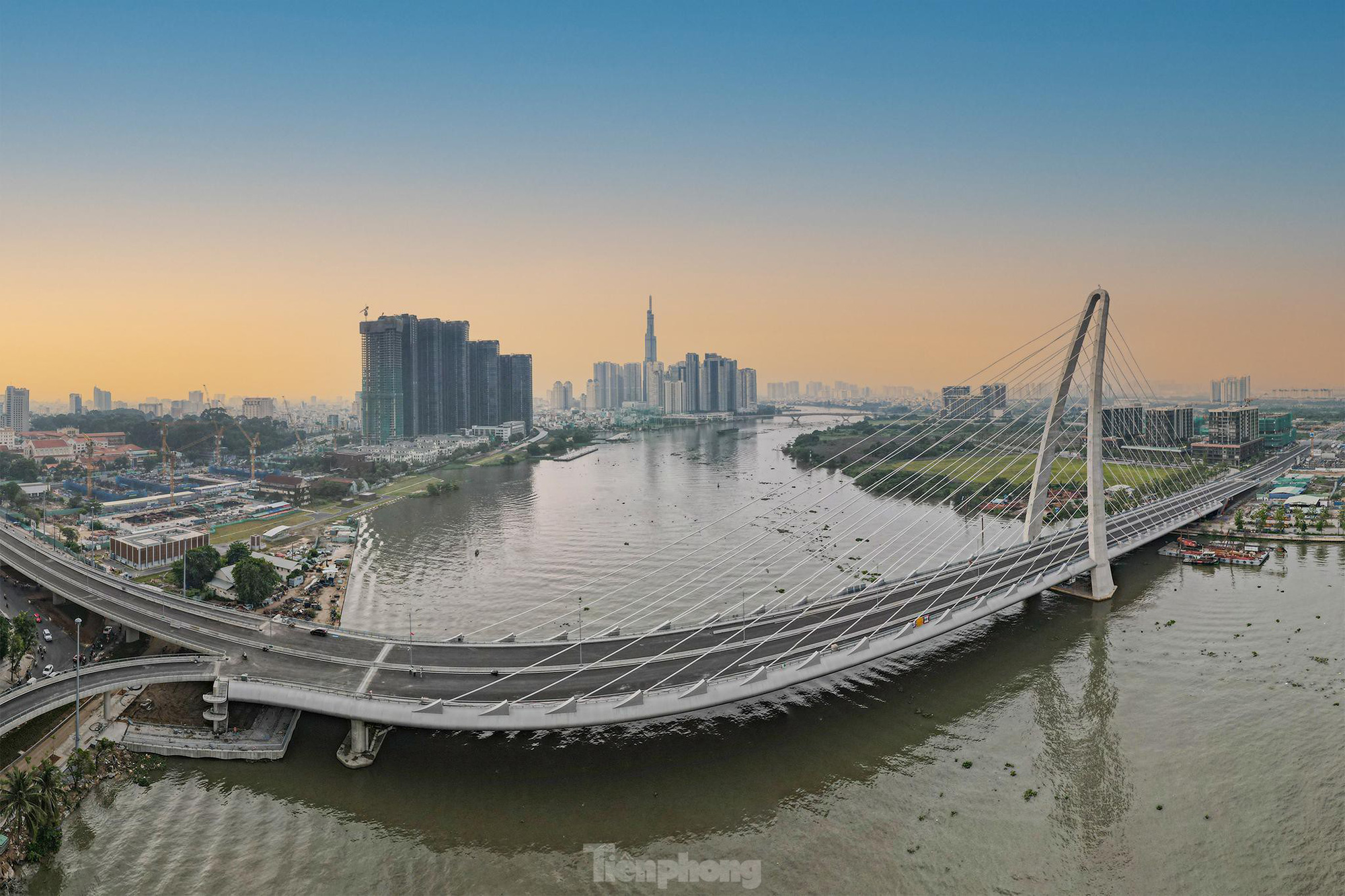 Ngắm thành phố từ cầu Thủ Thiêm 2 bắc qua sông Sài Gòn - Ảnh 4.
