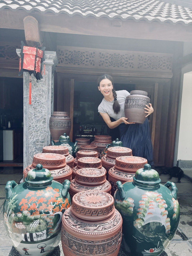 Tuổi 40 độc thân, nữ NSƯT xứ Nghệ sống trong nhà vườn rộng 8.000 m2 ở ngoại ô Hà Nội, sáng sớm dậy ra vườn cắt hoa, thưởng trà - Ảnh 13.
