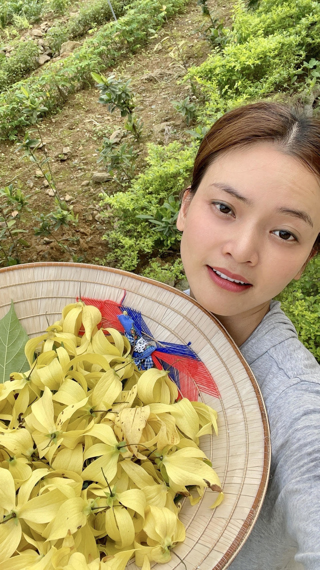 Tuổi 40 độc thân, nữ NSƯT xứ Nghệ sống trong nhà vườn rộng 8.000 m2 ở ngoại ô Hà Nội, sáng sớm dậy ra vườn cắt hoa, thưởng trà - Ảnh 3.