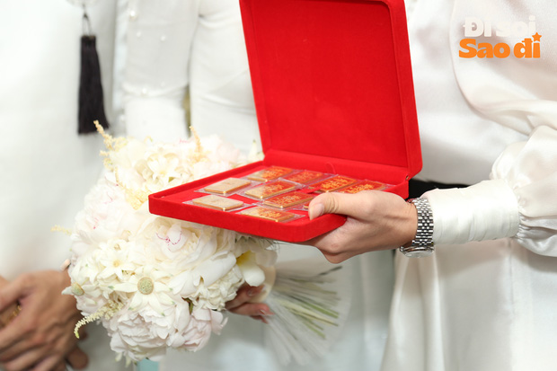 Đám cưới hot nhất MXH hôm nay: Chú rể cưỡi G63 dẫn đầu đoàn siêu xe, cô dâu nhận sính lễ 88 cây vàng và 2 tỷ VNĐ kim cương - Ảnh 7.