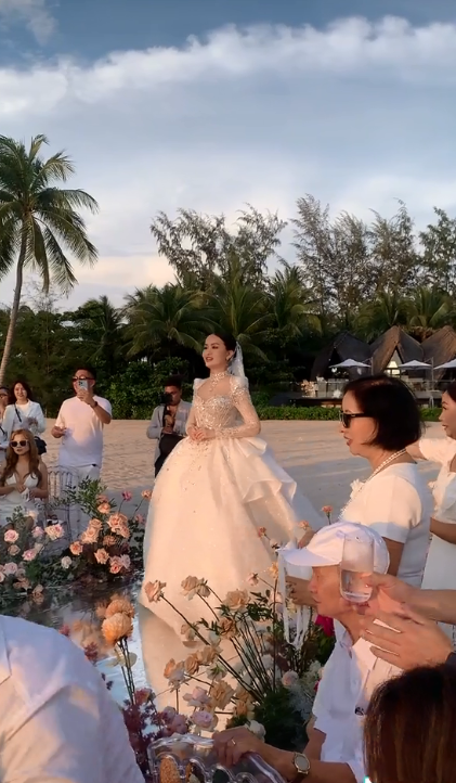 Đám cưới hot nhất tại Phú Quốc gây chú ý bởi màn đánh golf bắn pháo hoa đầy mùi tiền từ cô dâu chú rể - Ảnh 1.