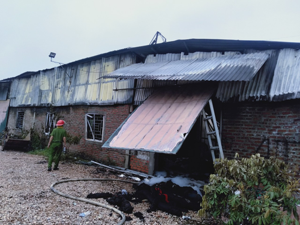  Hà Nội: Cháy lớn tại xưởng may, 1 người tử vong, hơn 30 chiến sĩ căng thẳng dập lửa - Ảnh 1.