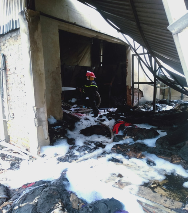  Hà Nội: Cháy lớn tại xưởng may, 1 người tử vong, hơn 30 chiến sĩ căng thẳng dập lửa - Ảnh 2.