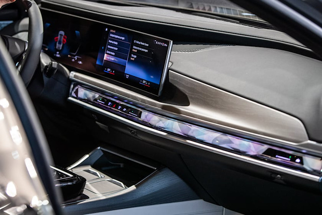Điểm danh 10 công nghệ đỉnh trên BMW 7-Series 2023: Thanh cảm ứng, thực tế ảo và khoang sau như rạp phim khiến Mercedes-Benz S-Class phải dè chừng - Ảnh 3.