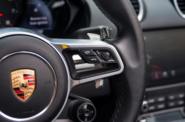 1 năm tuổi, Porsche 718 Boxster “lướt nhẹ” 7.000km được rao bán với giá hơn 5 tỷ đồng - Ảnh 22.