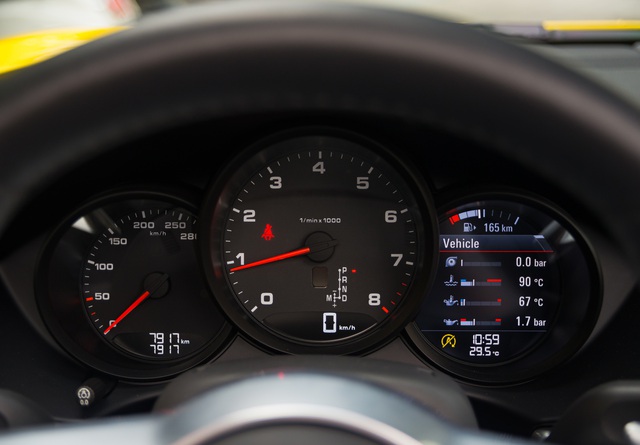 1 năm tuổi, Porsche 718 Boxster “lướt nhẹ” 7.000km được rao bán với giá hơn 5 tỷ đồng - Ảnh 28.