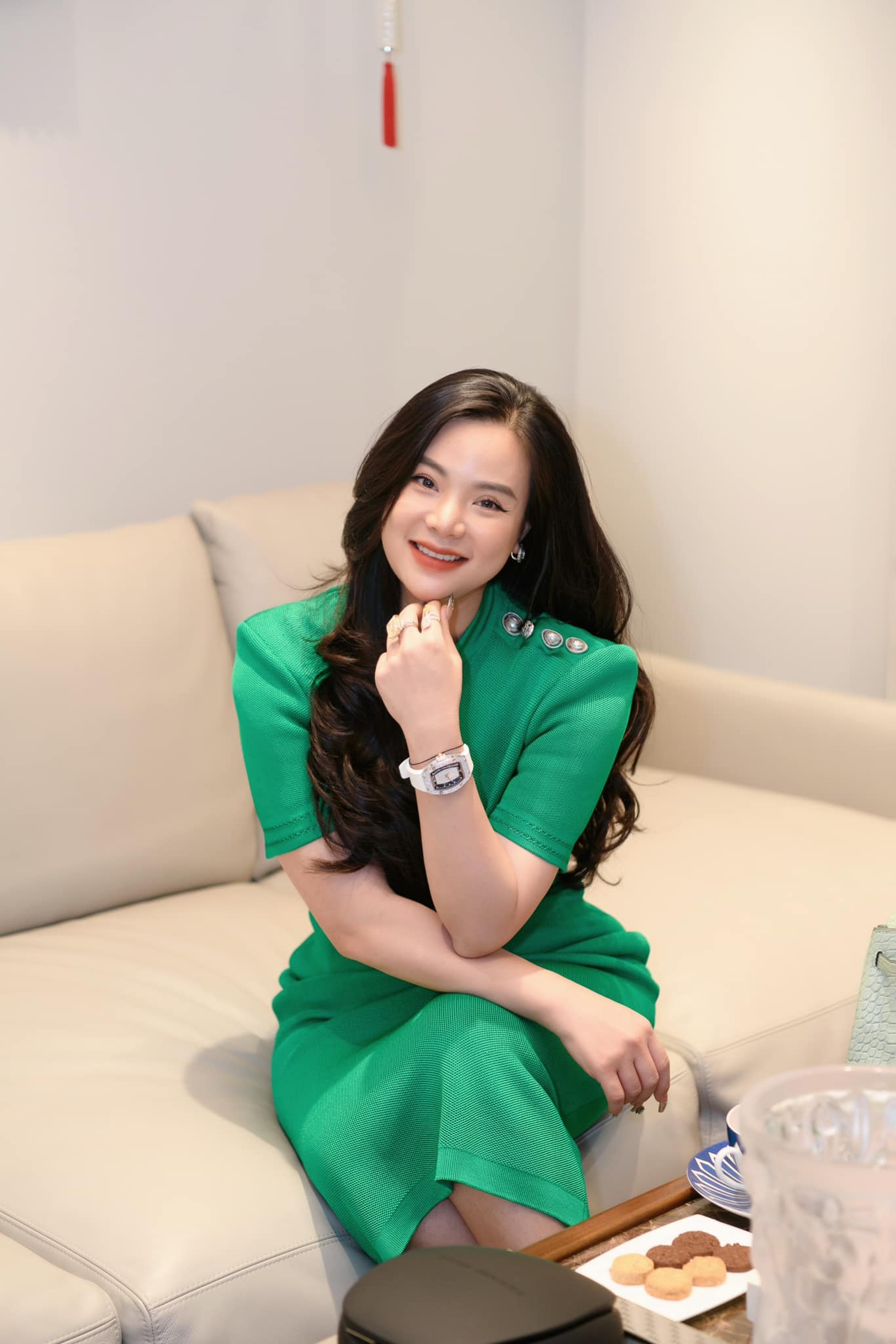 Người phụ nữ sở hữu chiếc siêu xe Rolls Royce Cullinan Black Badge khoảng 60 tỷ là ai? - Ảnh 5.