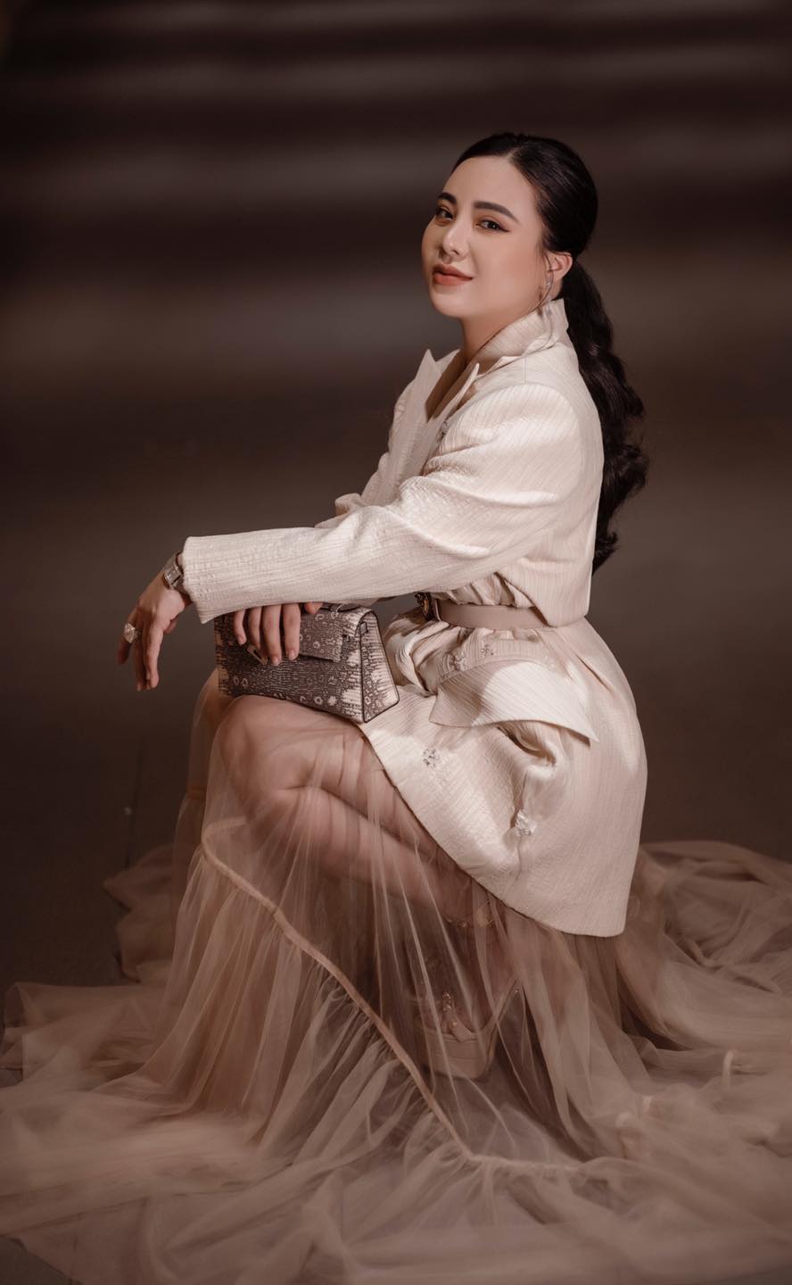 Người phụ nữ sở hữu chiếc siêu xe Rolls Royce Cullinan Black Badge khoảng 60 tỷ là ai? - Ảnh 6.