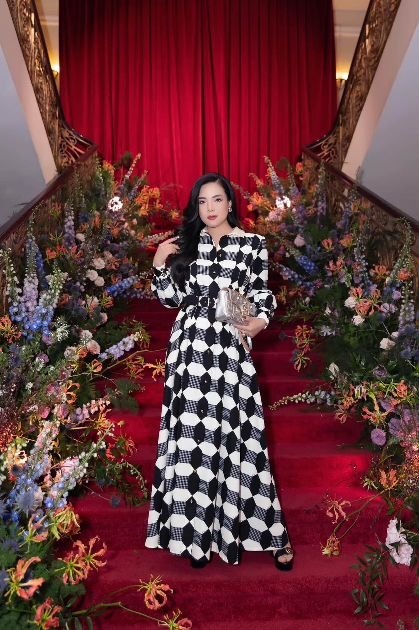 Người phụ nữ sở hữu chiếc siêu xe Rolls Royce Cullinan Black Badge khoảng 60 tỷ là ai? - Ảnh 7.