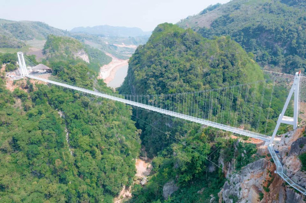 Mãn nhãn với những cây cầu kính siêu hoành tráng trên thế giới, công trình dài nhất nằm ngay tại Việt Nam - Ảnh 6.