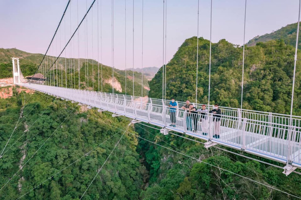 Mãn nhãn với những cây cầu kính siêu hoành tráng trên thế giới, công trình dài nhất nằm ngay tại Việt Nam - Ảnh 7.