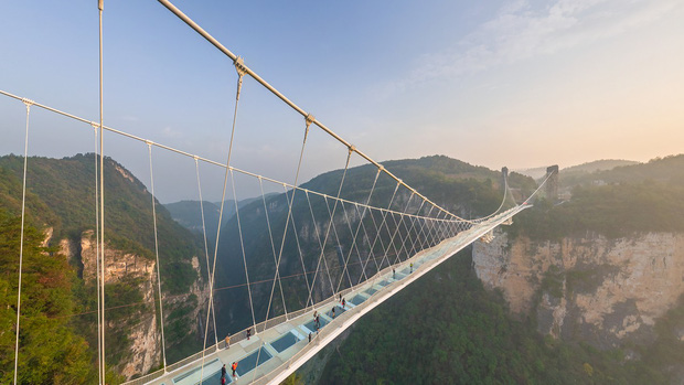 Mãn nhãn với những cây cầu kính siêu hoành tráng trên thế giới, công trình dài nhất nằm ngay tại Việt Nam - Ảnh 9.
