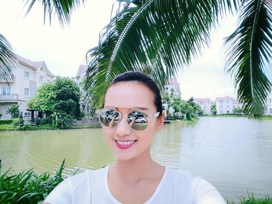 Biệt thự ven hồ xa hoa gần 60 tỷ của diễn viên Lã Thanh Huyền - Ảnh 1.