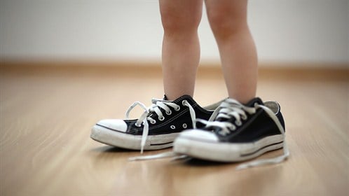 Trẻ “đi giày sớm” và trẻ “luôn đi chân đất” có sự khác biệt ở IQ và 2 điểm này khi lớn lên - Ảnh 3.